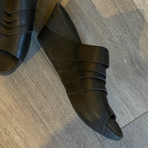 Tsubo wonens Black Slide Sandals - Picture 4 of 8